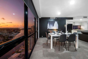 Three Bedroom Ocean View Apartments at Circle on Cavill - One Free Parking! - Self Contained & Privately Managed - Wow Stay